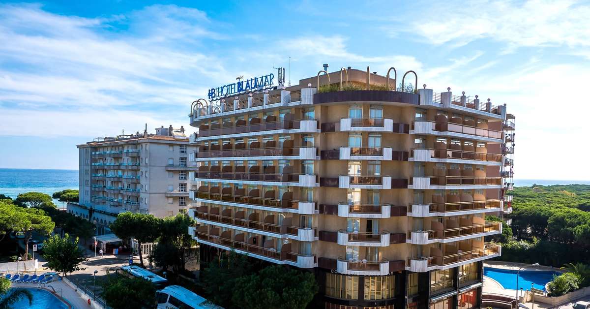 Een foto van de buitenkant van Hotel Blaumar