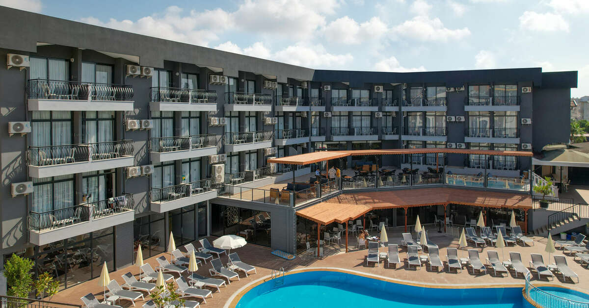Een foto van het zwembad bij Clover Magic Park Side Hotel