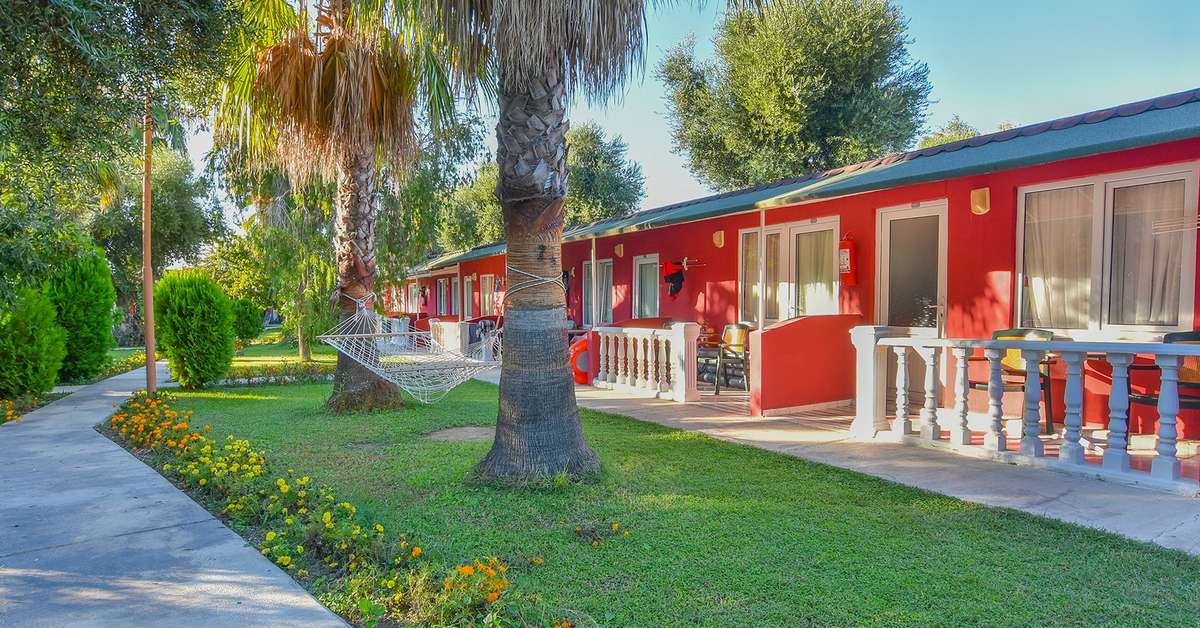 Een foto van de buitenkant van Altinkum Bungalows