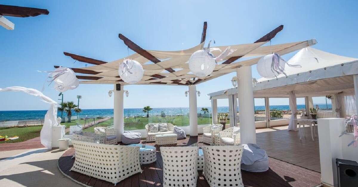 Een foto van het terras bij Pierre Anne Beach Hotel