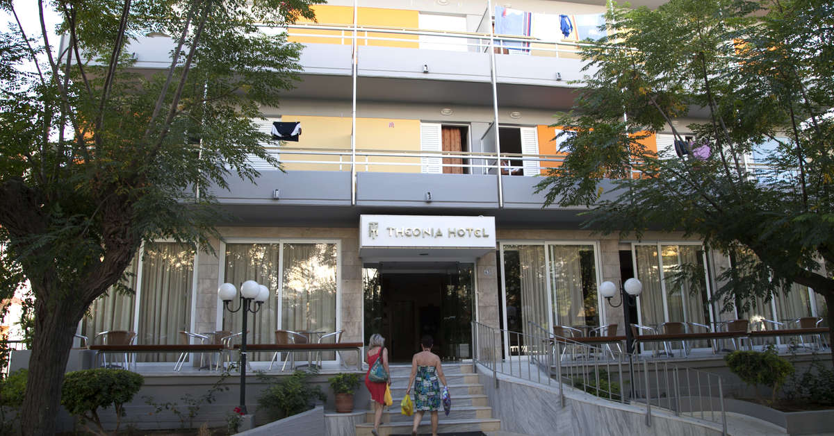 Een foto van de buitenkant van Theonia Hotel