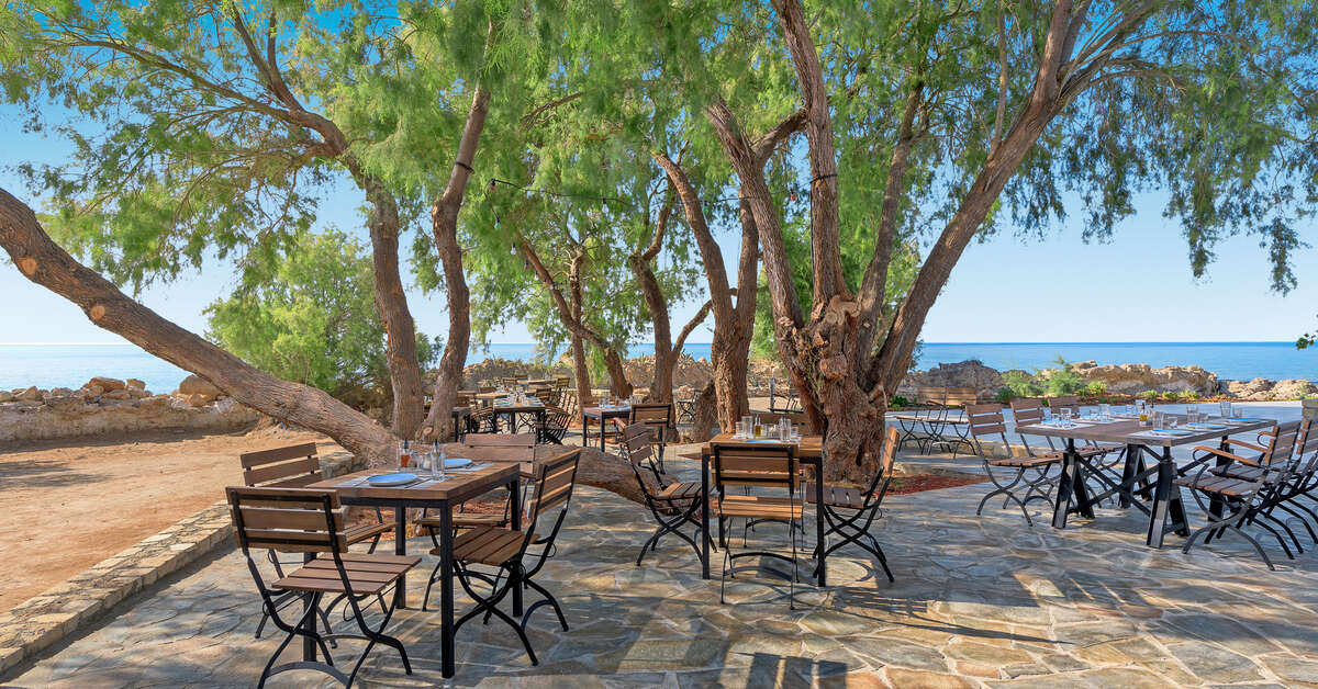 Een foto van het terras bij Sentido Sunrise Beach