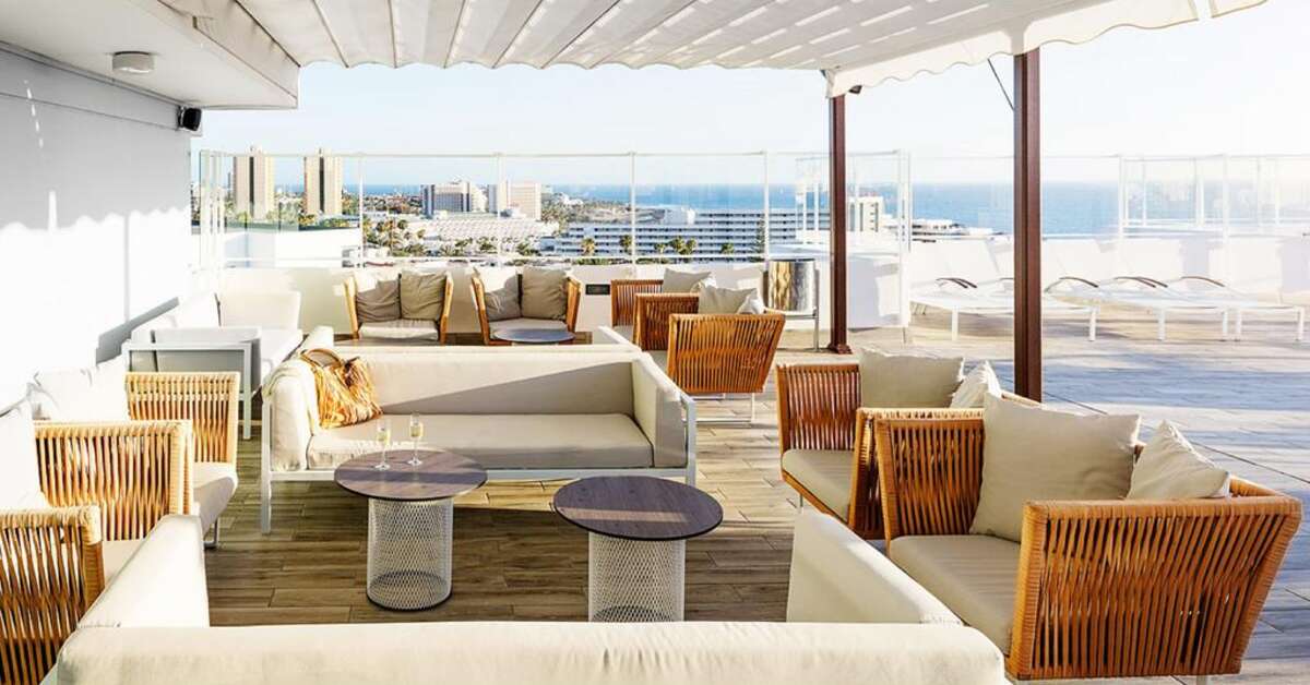 Een foto van het terras bij Hotel Coral Ocean View