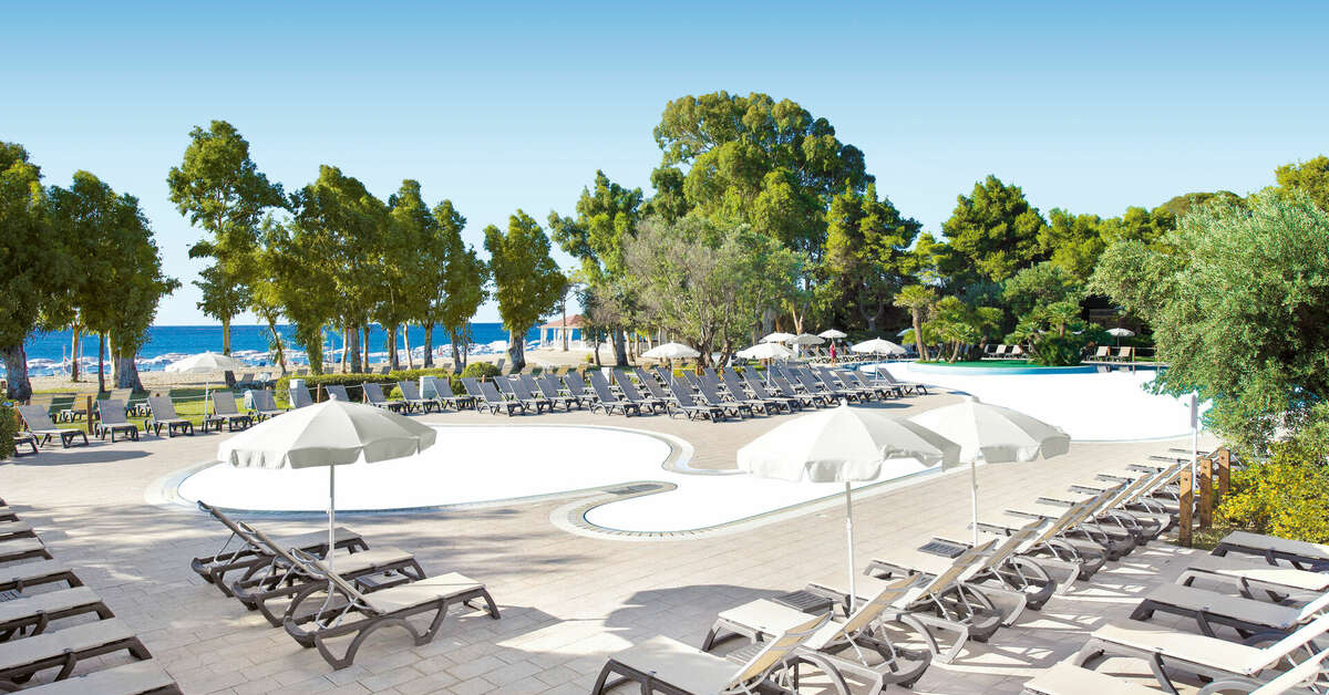 Een foto van het zwembad bij VOI Floriana Resort