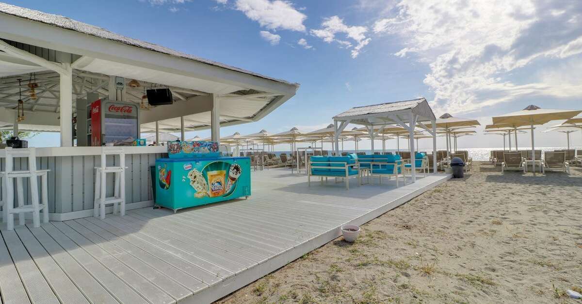 Een foto van het strand bij Olympian Bay Grand Resort