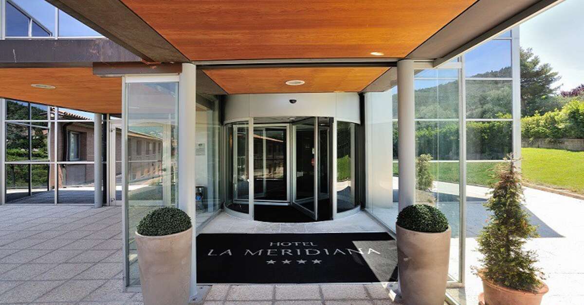 Een foto van de buitenkant van Hotel La Meridiana