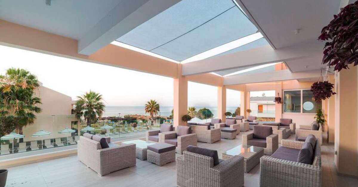 Een foto van het terras bij Hotel Mimosa Beach