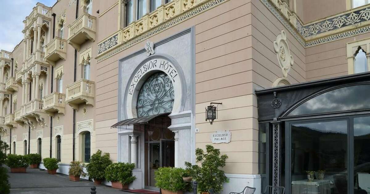 Een foto van de buitenkant van Excelsior Palace