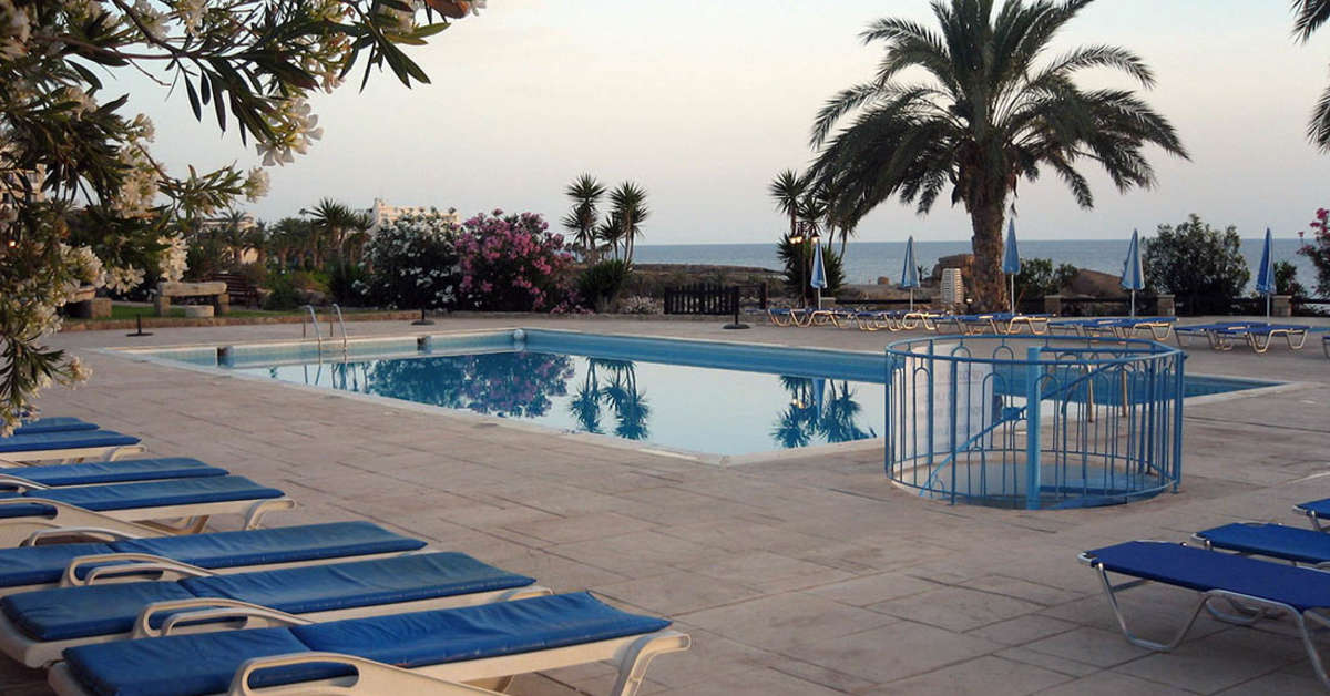 Een foto van het zwembad bij Vrachia Beach Hotel & Suites