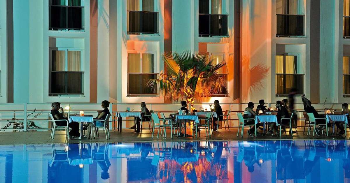 Een foto van het zwembad bij Club Shark Hotel