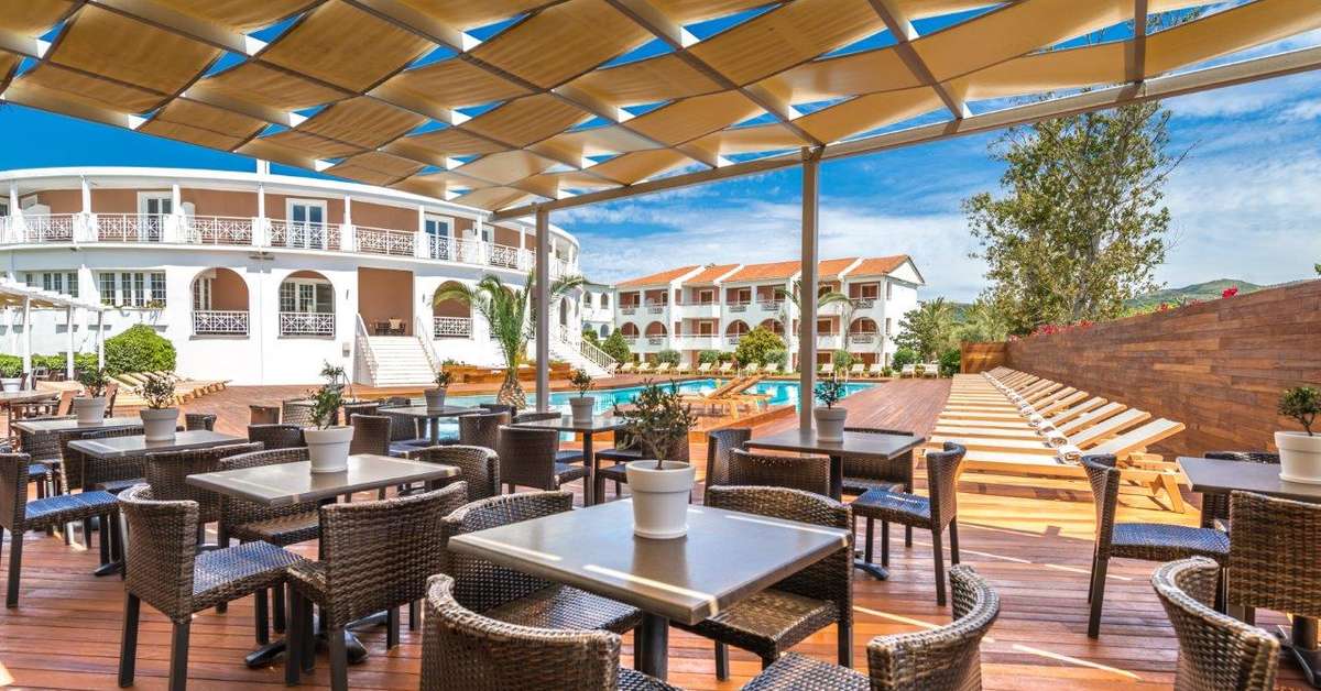 Een foto van het terras bij Bitzaro Palace Hotel