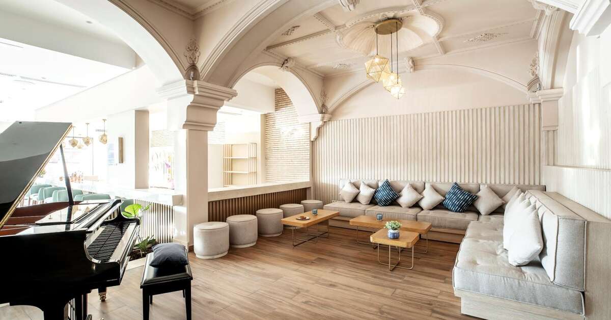 Een foto van het interieur van Medina Gardens