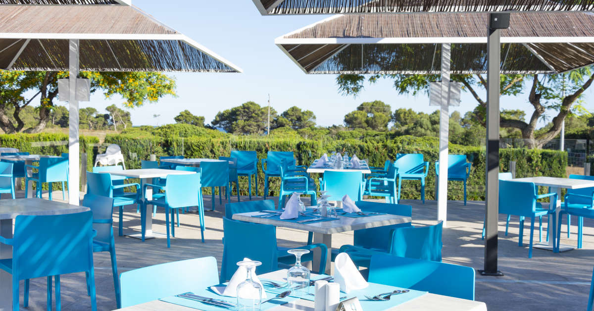 Een foto van het terras bij Aparthotel Protur Vista Badia