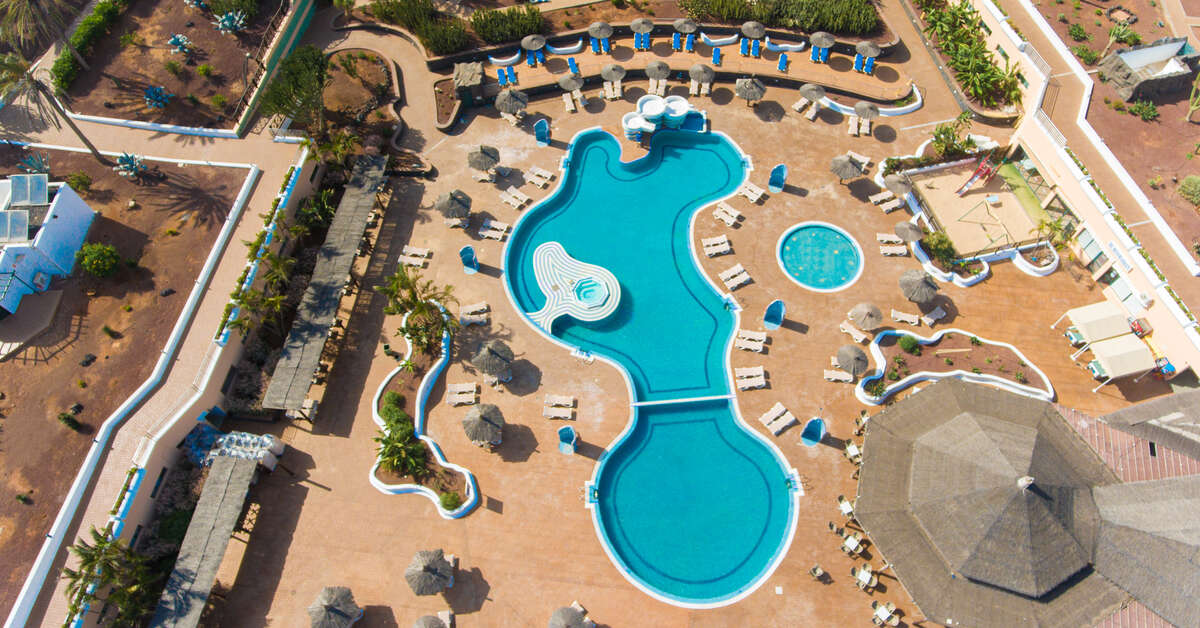 Een foto van het zwembad bij Club Playa Blanca Hotel