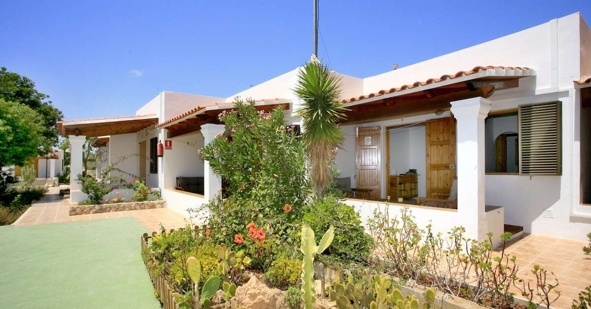 Ein Foto von der Außenansicht des Aguamar Emar Hotels