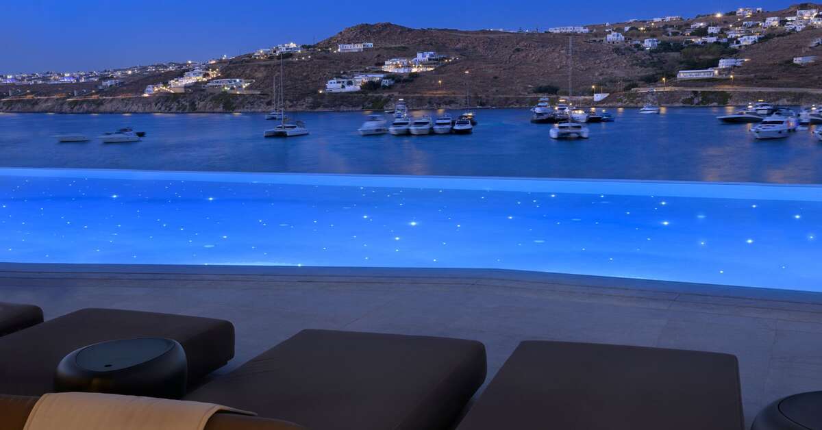 Een foto van het zwembad bij Aeonic Suites & Spa