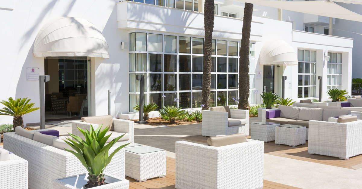 Een foto van het terras bij Aparthotel Protur Vista Badia