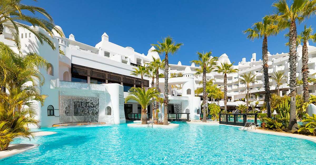 Een foto van het zwembad bij H10 Estepona Palace