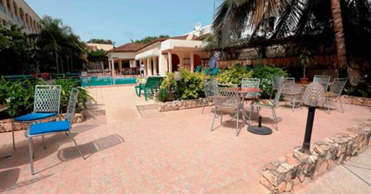 Een foto van het terras bij Seaview Gardens Hotel
