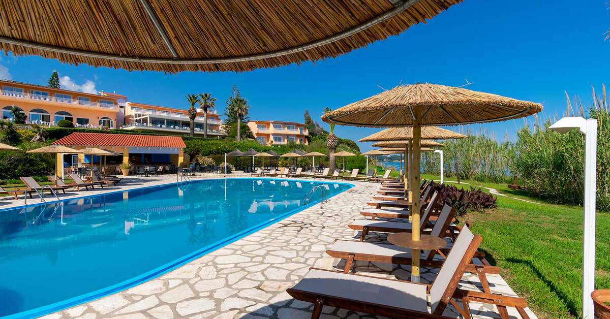 Een foto van het zwembad bij Hotel Ibiscus Corfu