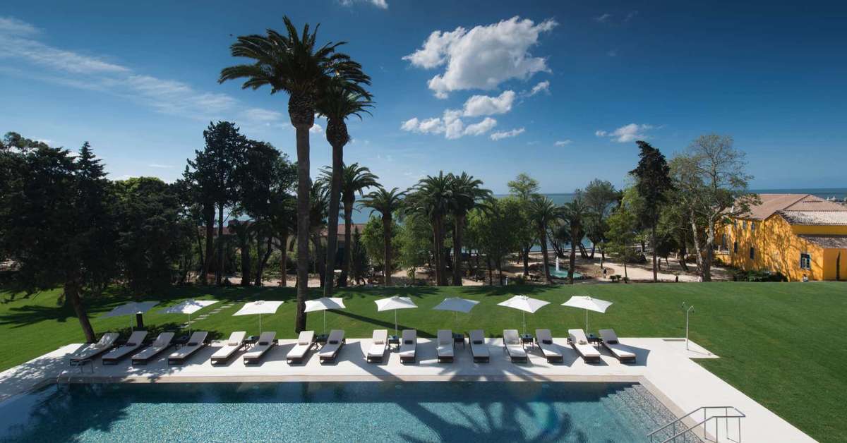 Een foto van het zwembad bij Vila Gale Collection Palacio dos Arcos