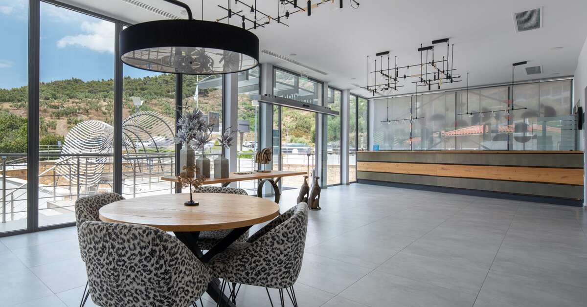 Een foto van het interieur van Lagomandra Beach Hotel & Suites