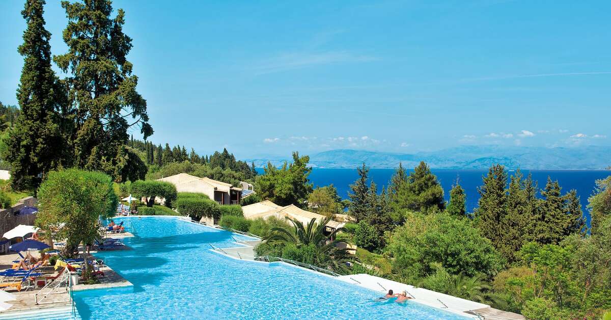 Een foto van het zwembad bij Aeolos Beach Resort