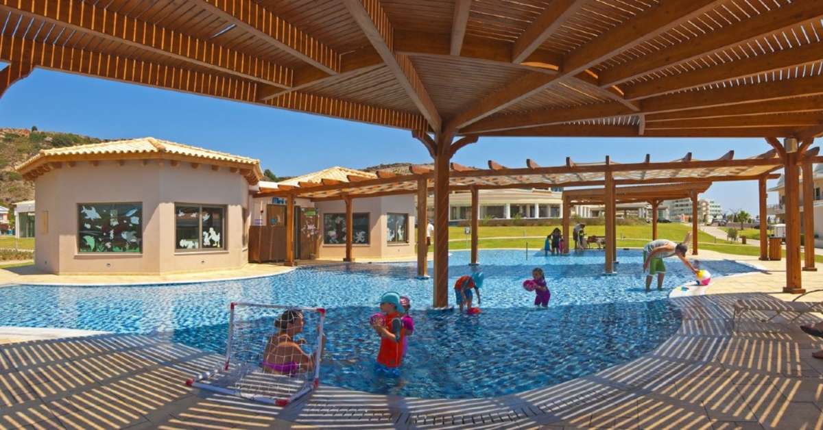 Een foto van het zwembad bij La Marquise Luxury Resort