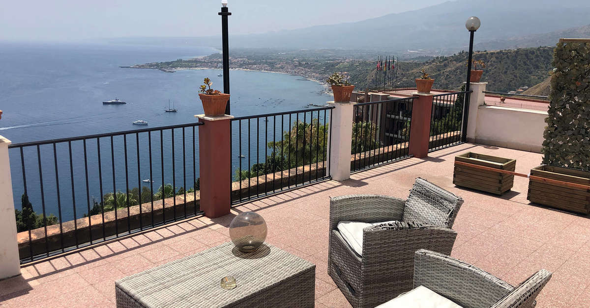 Een foto van het terras bij Taormina Park Hotel