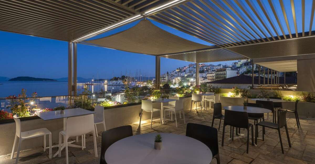 Een foto van het terras bij Hotel Alkyon
