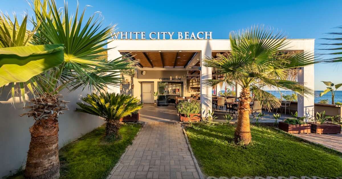 Een foto van de faciliteiten bij White City Beach Hotel