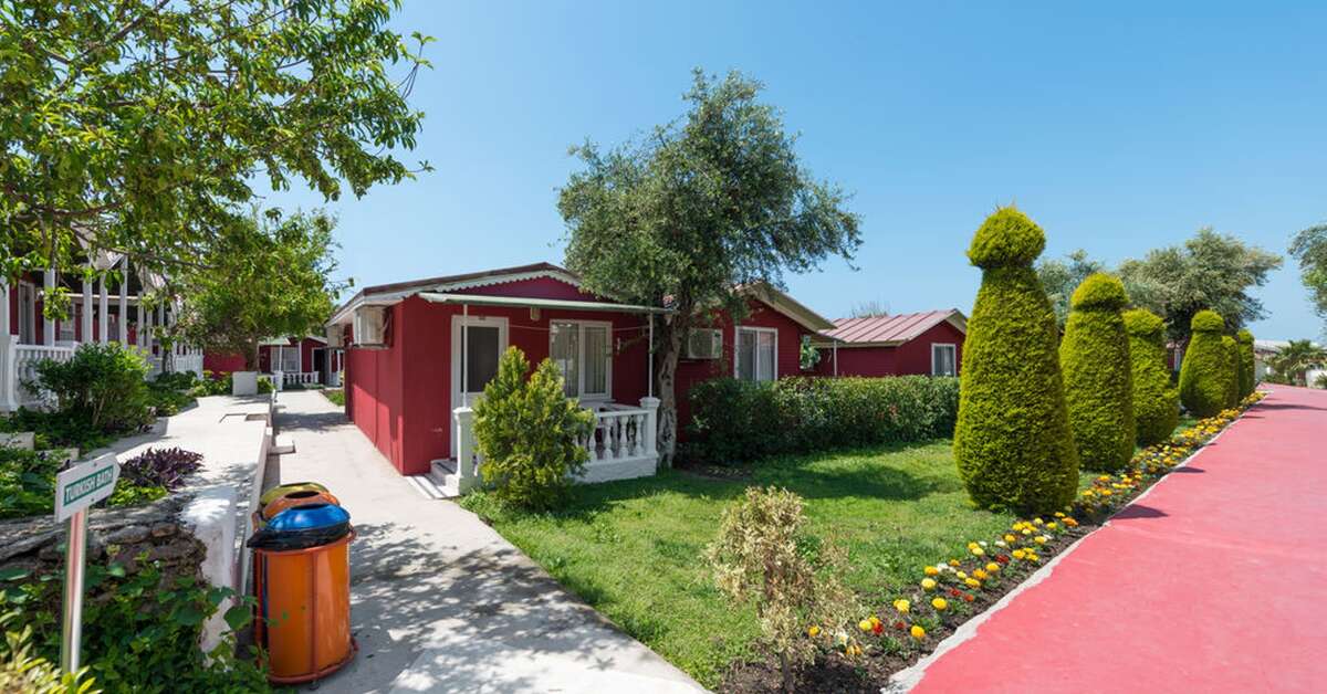 Een foto van de buitenkant van Altinkum Bungalows