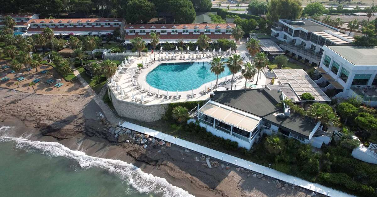 Een foto van het zwembad bij Flora Garden Beach Hotel