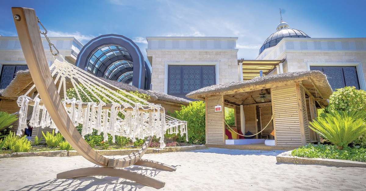 Een foto van de buitenkant van The Land of Legends Kingdom Hotel