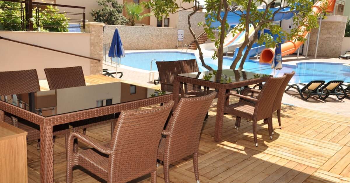 Een foto van het terras bij Almera Appartementen