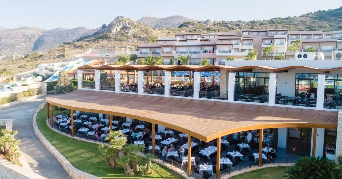 Een foto van het terras bij Grand Hotel Holiday Resort