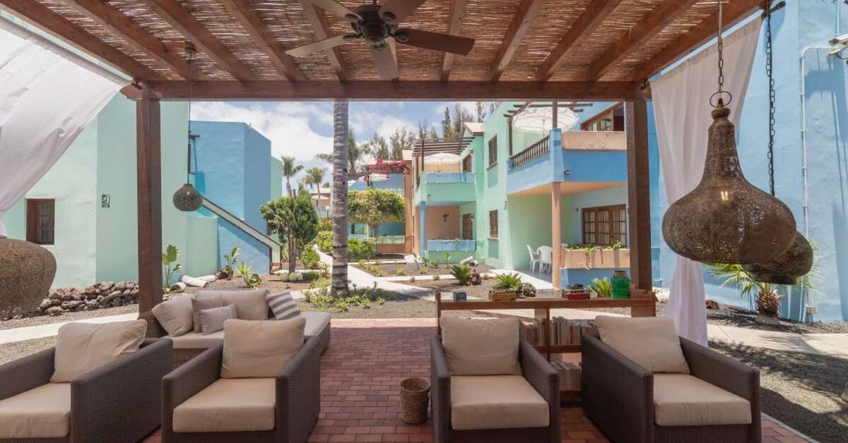 Een foto van het terras bij Club Vista Serena