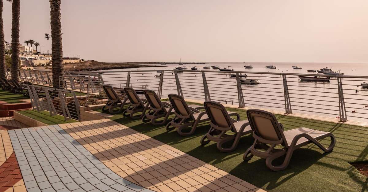Een foto van het terras bij Qawra Palace Resort & Spa