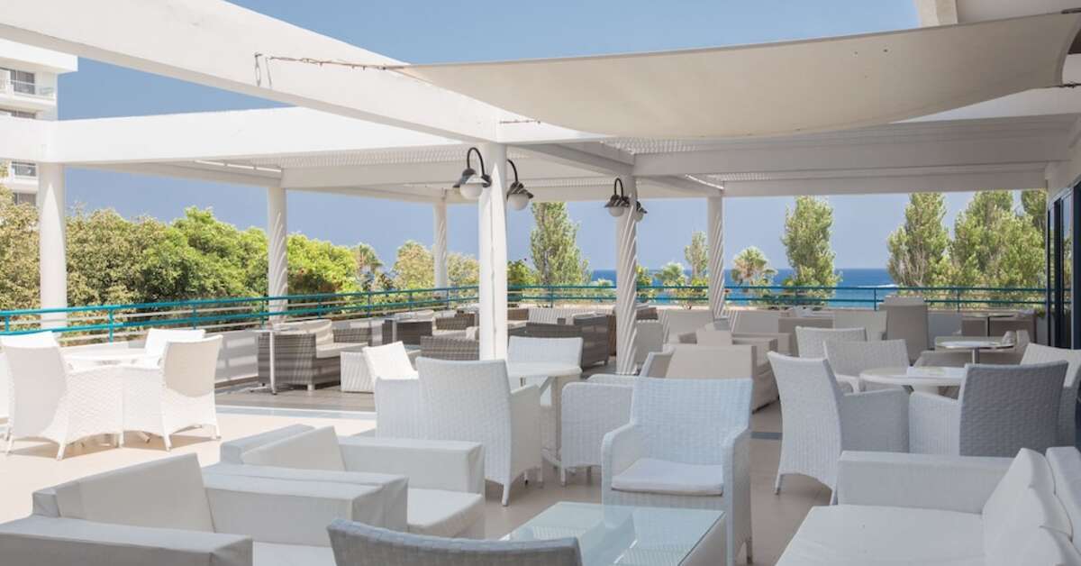 Ein Foto von der Terrasse im Iliada Beach Hotel