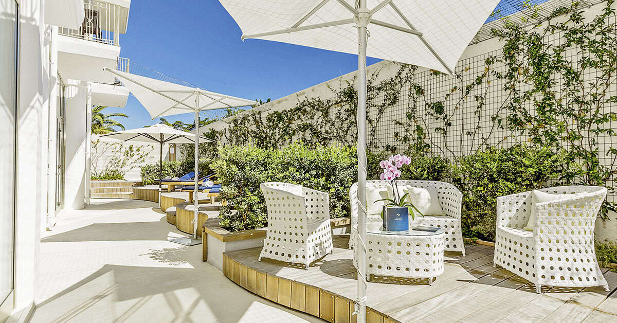 Een foto van het terras bij The Pelican Beach Resort & Spa