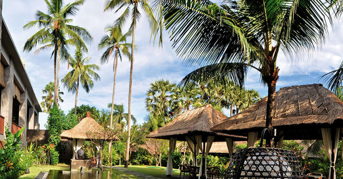 Een foto van het zwembad bij Legian Beach Hotel