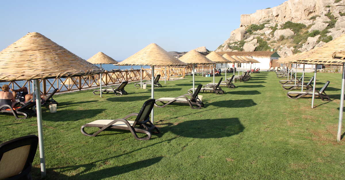Een foto van het terras bij Korineum Golf & Beach Resort