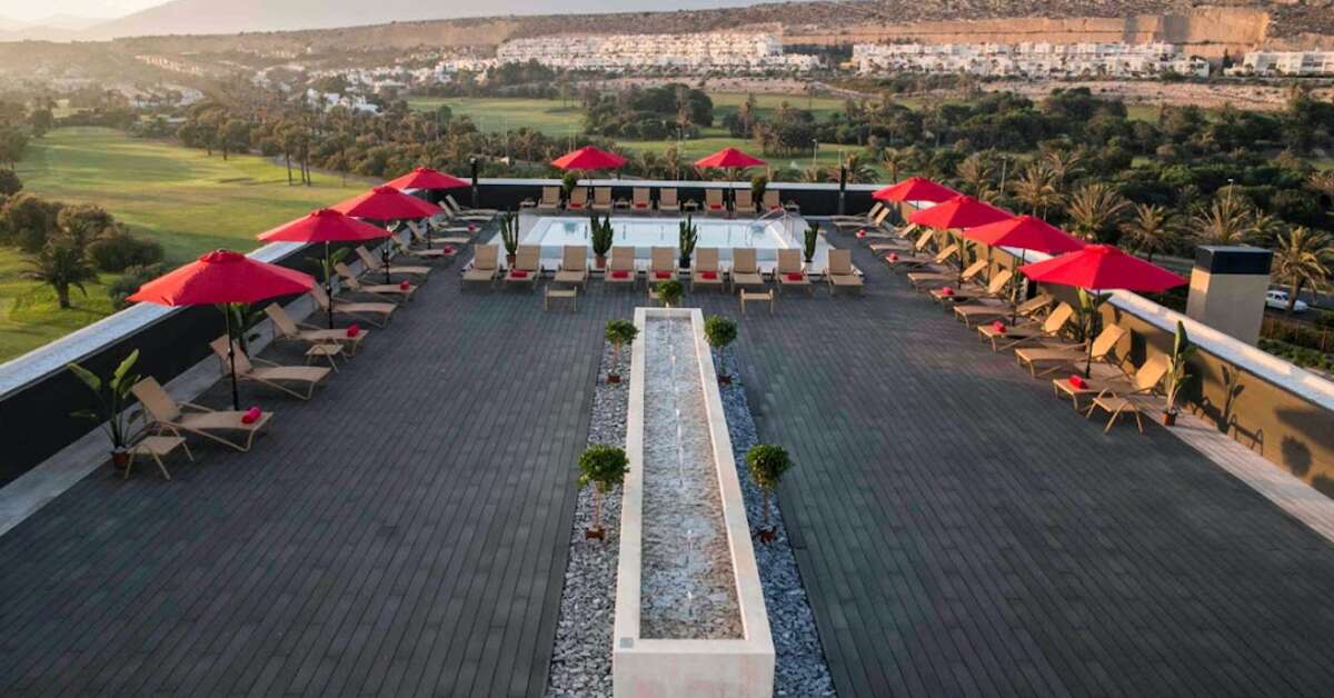 Een foto van het terras bij Hotel Golf Almerimar