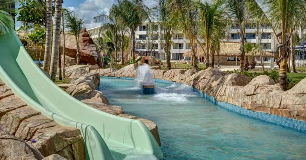 Een foto van het zwembad bij Royalton Bavaro