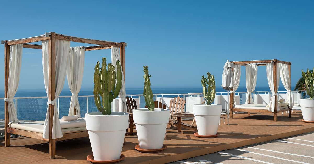Een foto van het terras bij Marina Bayview