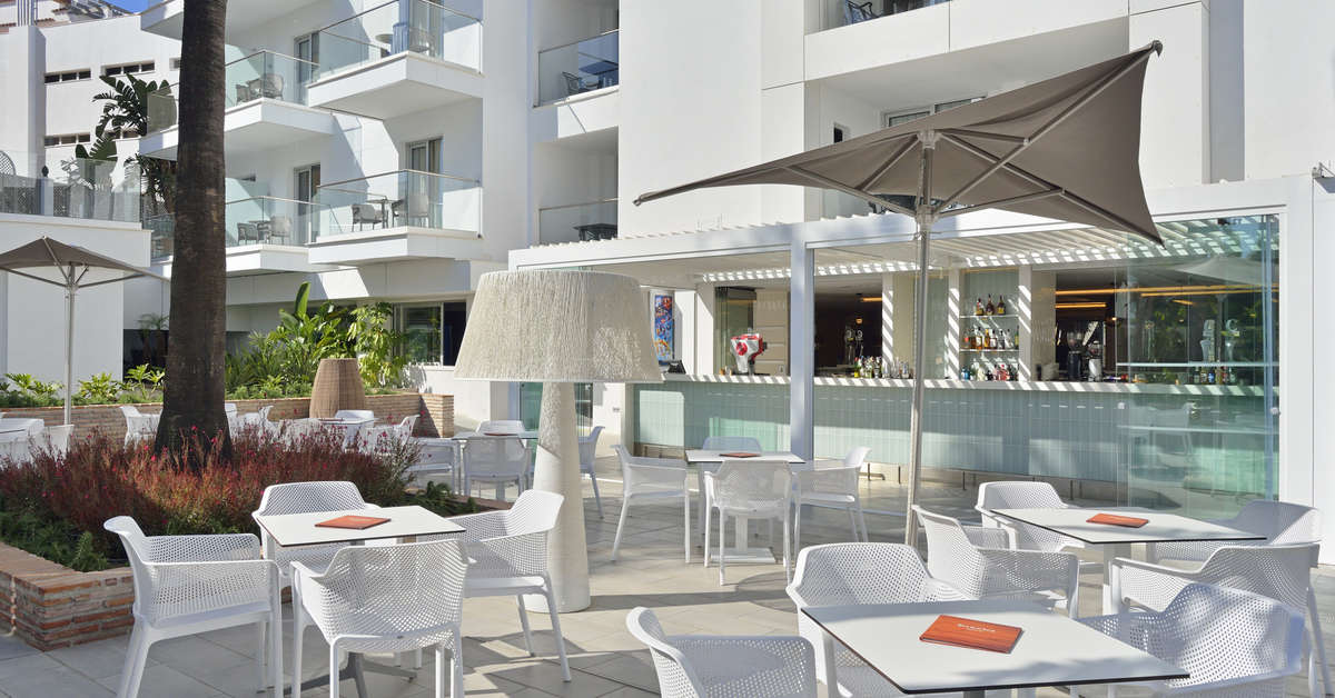 Een foto van het terras bij Sol Torremolinos Don Pedro