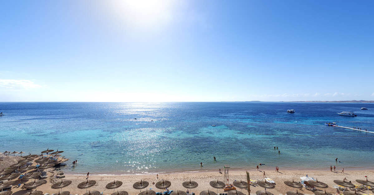 Een foto van het strand bij Reef Oasis Beach Resort