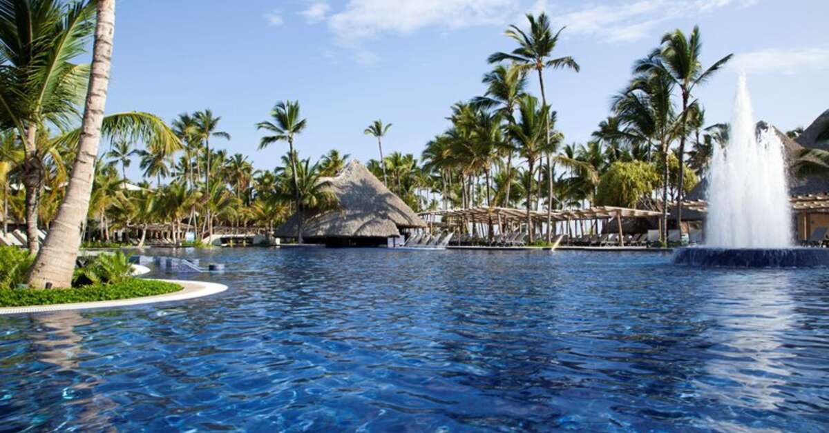 Een foto van het zwembad bij Barcelo Bavaro Palace