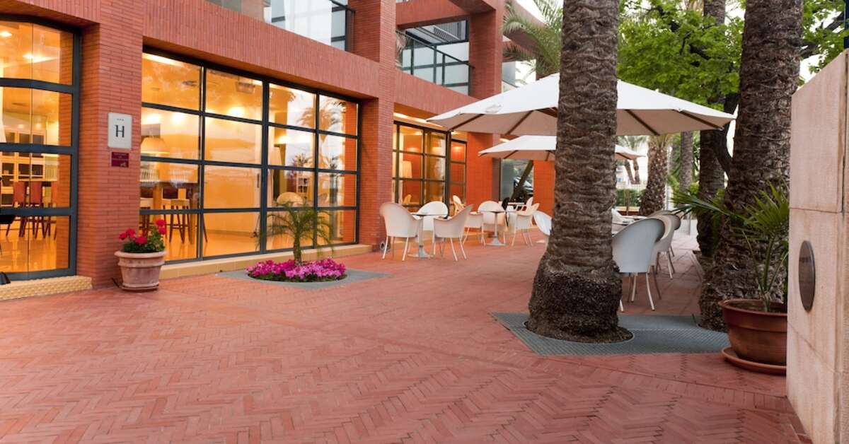 Een foto van het terras bij Hotel El Palmeral