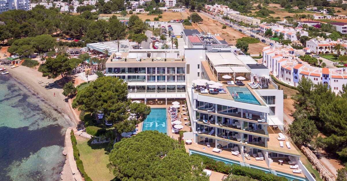 Een foto van het zwembad bij ME Ibiza